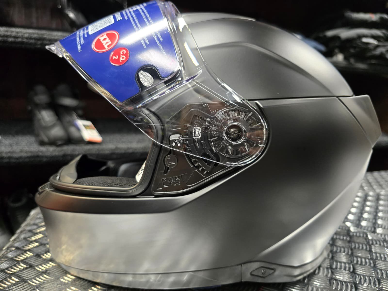 Caschi & visiere: Casque Shark Integral Skwal i3 Dark Shadow Edition mat – Nuovo e nell'imballaggio originale da Yverdon-les-Bains venduto da MotoFactory. 7