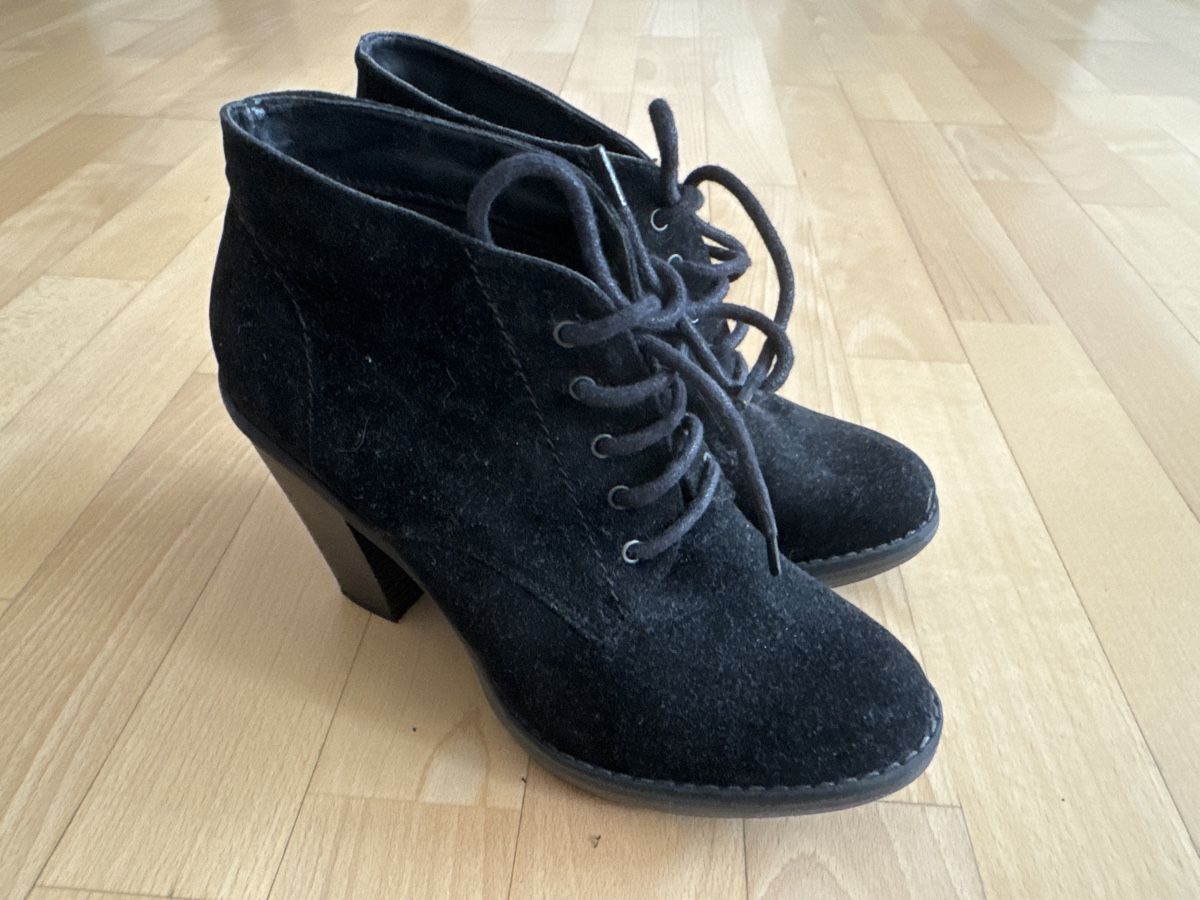Scarpe da donna: Schwarze Wildleder Stiefeletten mit Absatz 39 – Usato da Abtwil SG venduto da ale2002 2