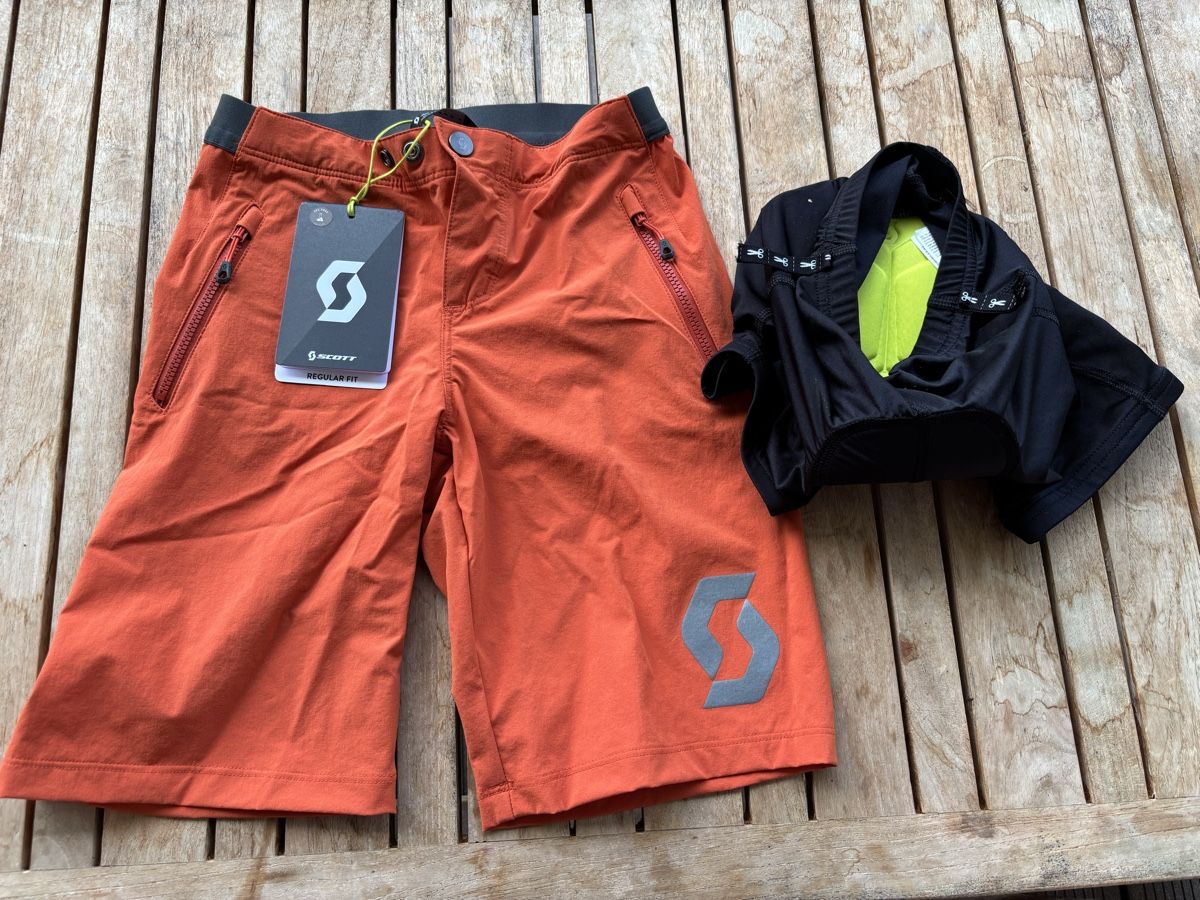 Scott Pantaloni: Bike-Shorts Scott Grösse 128 – Nuovo (secondo la descrizione) da Wichtrach venduto da Flaub