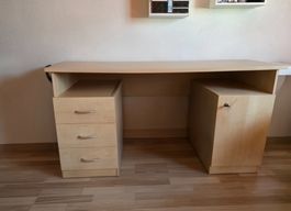 Gebrauchter Schreibtisch aus Holz mit viel Stauraum.