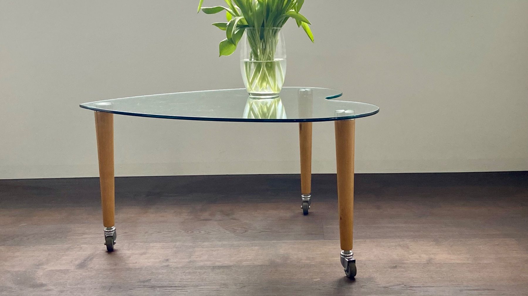 Tische: Couchtisch Glas & Holz "Herzform" – Gebraucht aus Maur von Grandslam