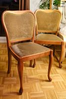 2 Stühle aus Holz mit grünem Samtbezug
