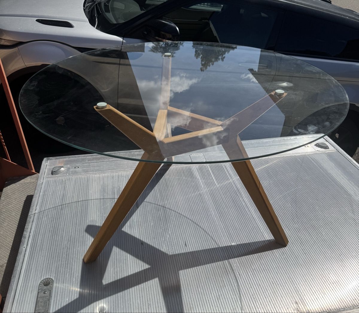 Tische: Runder Glastisch mit Holzfuss – Gebraucht aus Schlieren von Freundlich02