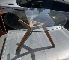 Runder Glastisch mit Holzfuss