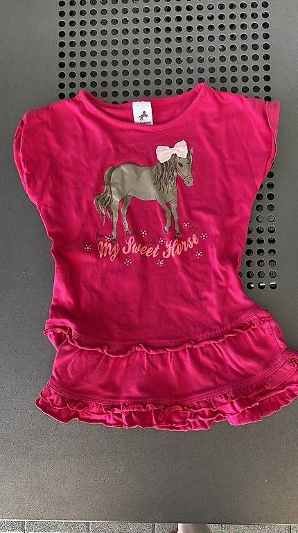 Camicette, T-shirt & Top: pinkes Tshirt/Röckli Grösse 104 – Usato da Goldau venduto da mic_m6k9