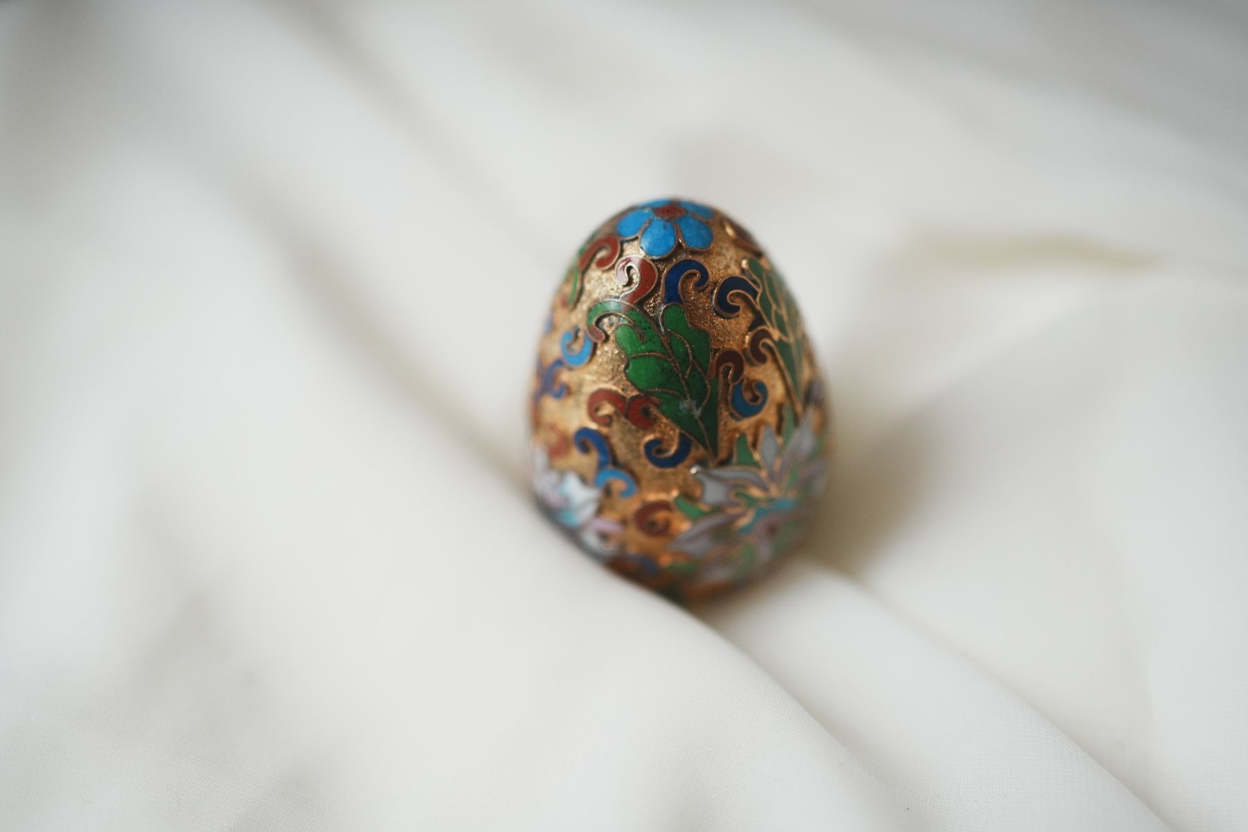 Tutte le decorazioni: Metallisches Ei mit Cloisonné-Emaille – Nuovo e nell'imballaggio originale da Volketswil venduto da HeredisAntiques 1