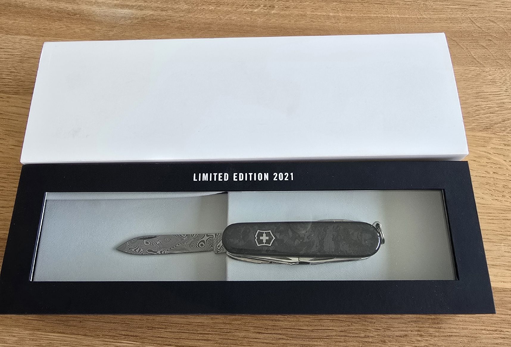 Victorinox Coltelli tascabile: Victorinox Damast 2021 – Nuovo e nell'imballaggio originale da Cham venduto da JonnySZ