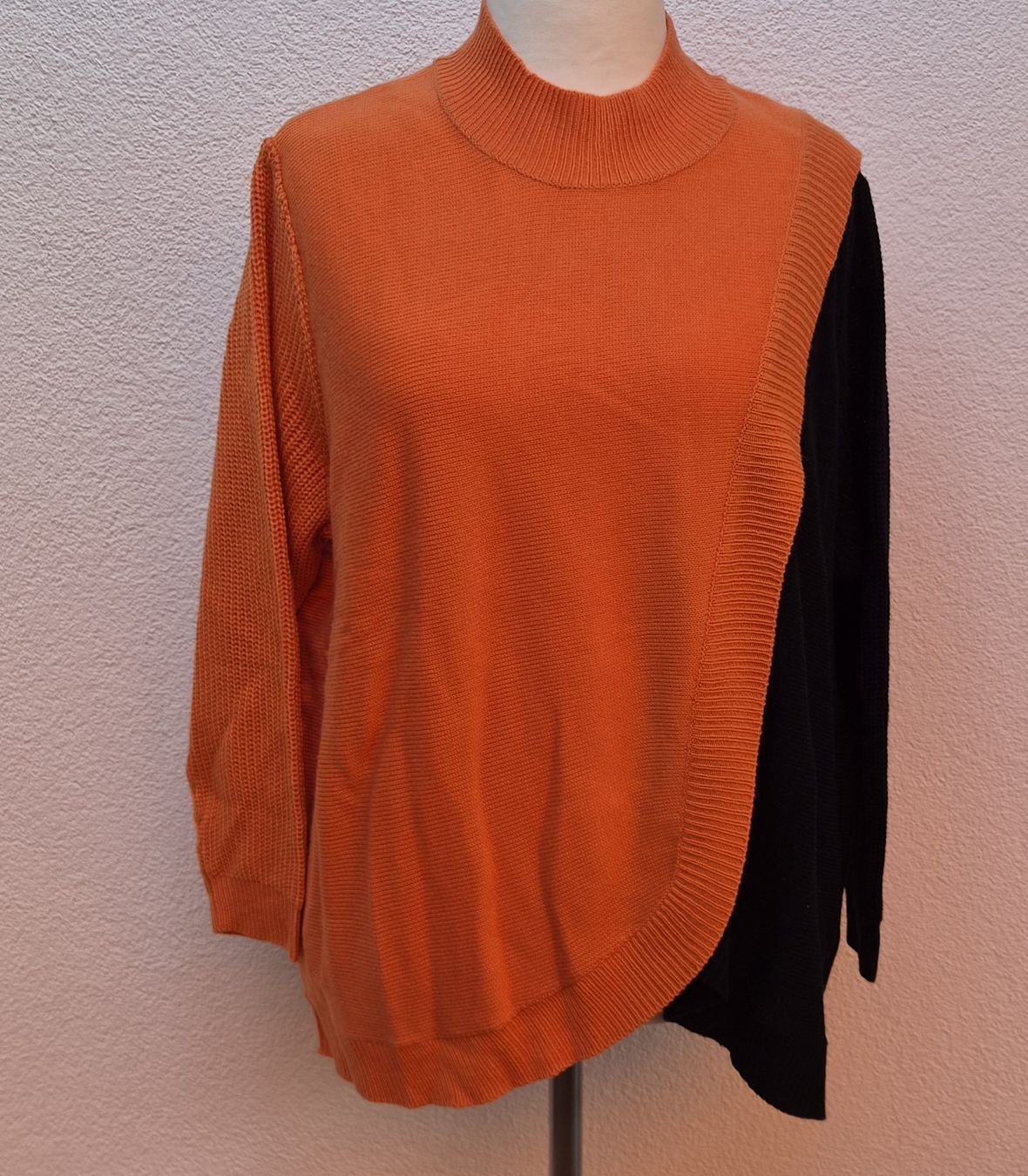 Maglioni & Felpe: Damen Pullover Orange Schwarz  neuwertig – Usato da Winznau venduto da banditgsf