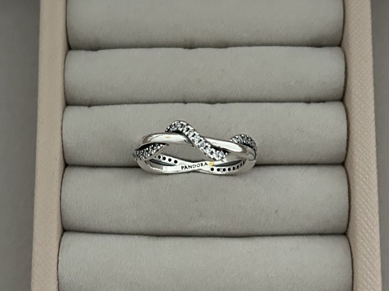 Pandora Anelli: Original Pandora Funkelnde Verschlungene Welle Ring - RRP 75 – Usato da Rheinfelden venduto da Boutique_Luxe 1