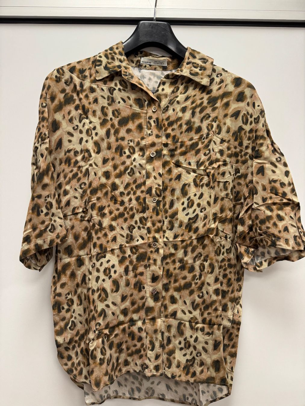 Pull&Bear Blusen: Bluse kurzarm - Leoprint - Pull & Bear - Gr. S – Gebraucht aus Brügg BE von rutschimedizin