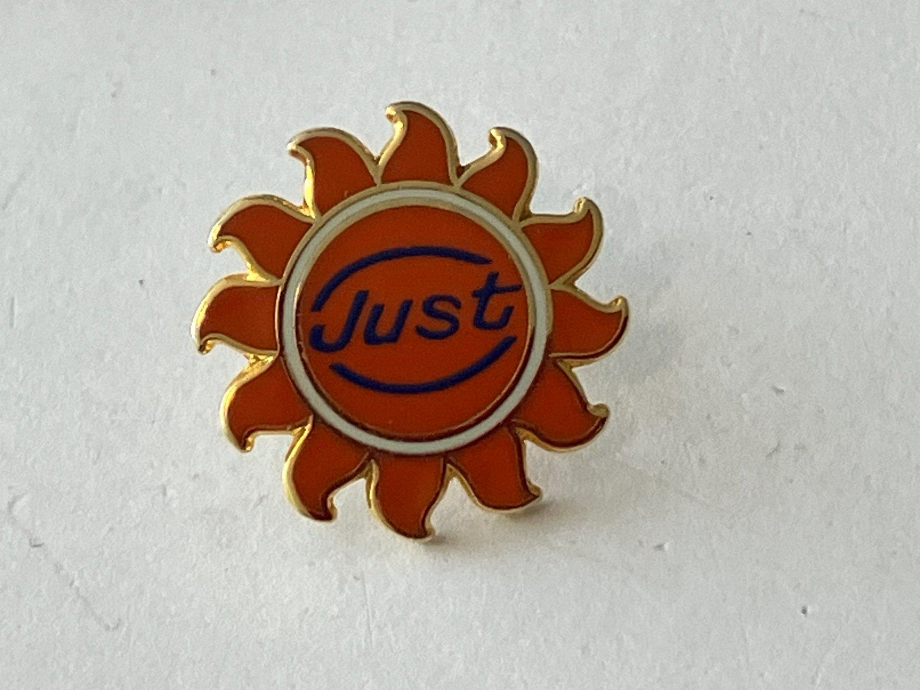 Plaketten & Abzeichen: 1 Pin Just – Gebraucht aus Basel von djwwpp