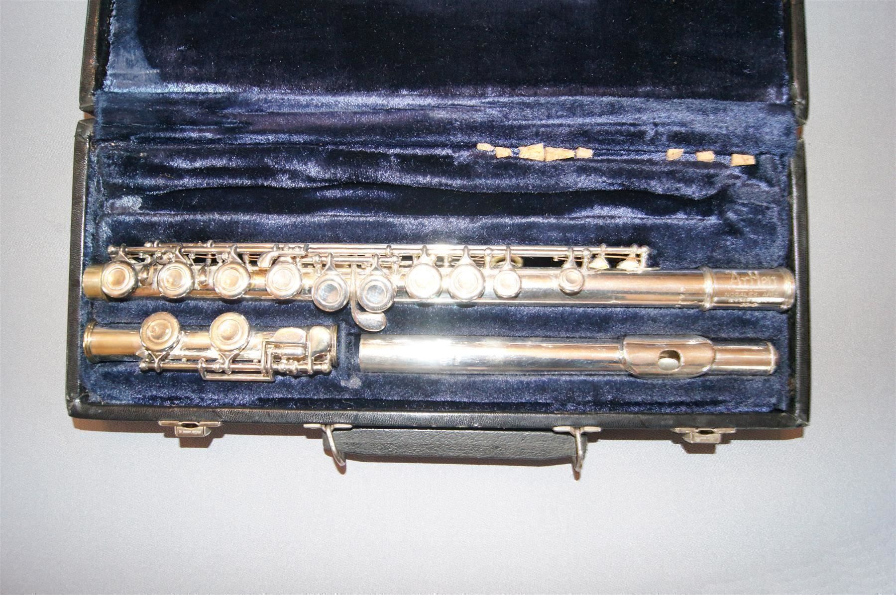 Musikinstrumente: Artley Konzert-Querflöte Original-Koffer – Gebraucht aus Geroldswil von ARTEFACTO 1