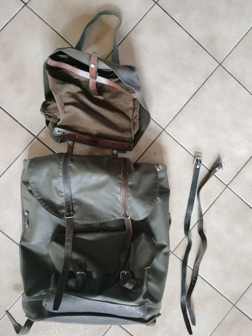 Schweizer Armee Zaini: Schweizer Armee Militär Rucksack mit Brotsack – Usato da Schwanden Sigrisw venduto da len_9yqg 1