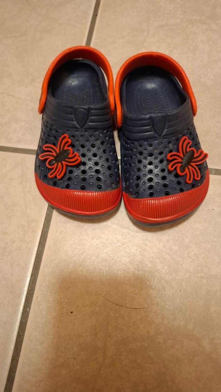 Scarpe per ragazzi: Sommer-Clogs Gr. 22 – Usato da Fischbach-Göslikon venduto da Rainbow88