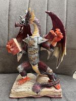 Drachenfigur auf Buch, Sammlerstück