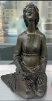 Skulptur Bronze Frau sitzend Figur Kunst antik  signiert