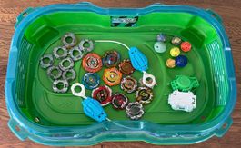 Beyblade Set mit Arena, vielen Teilen, guter Zustand