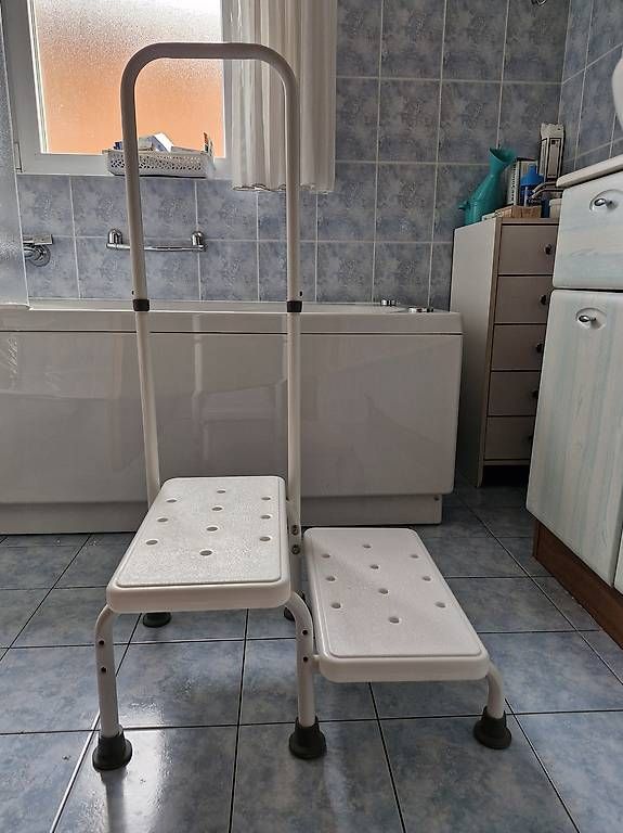 Attrezzature mediche: Gradino di aiuto con maniglia – Usato da Giubiasco venduto da bar_r9hz 1