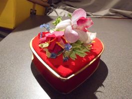 Herzschachtel mit Blumen verziert