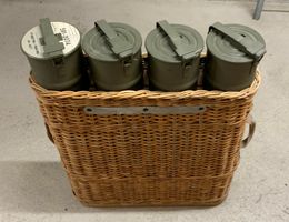 Armee Ladungskorb Weidenkorb mit 4 Metallbechern Schweiz.