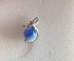 Pendentif en forme de dauphin avec boule bleu