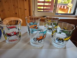Vintage-Whiskygläser mit bunten Oldtimer-Motiven / 1960er J.
