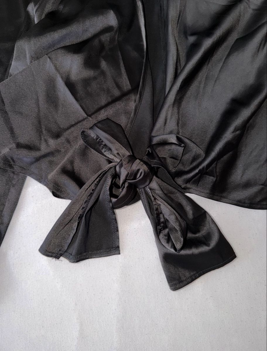 Camicette: Satin Bluse zum binden schwarz – Nuovo (secondo la descrizione) da Oftringen venduto da soraia.i 2