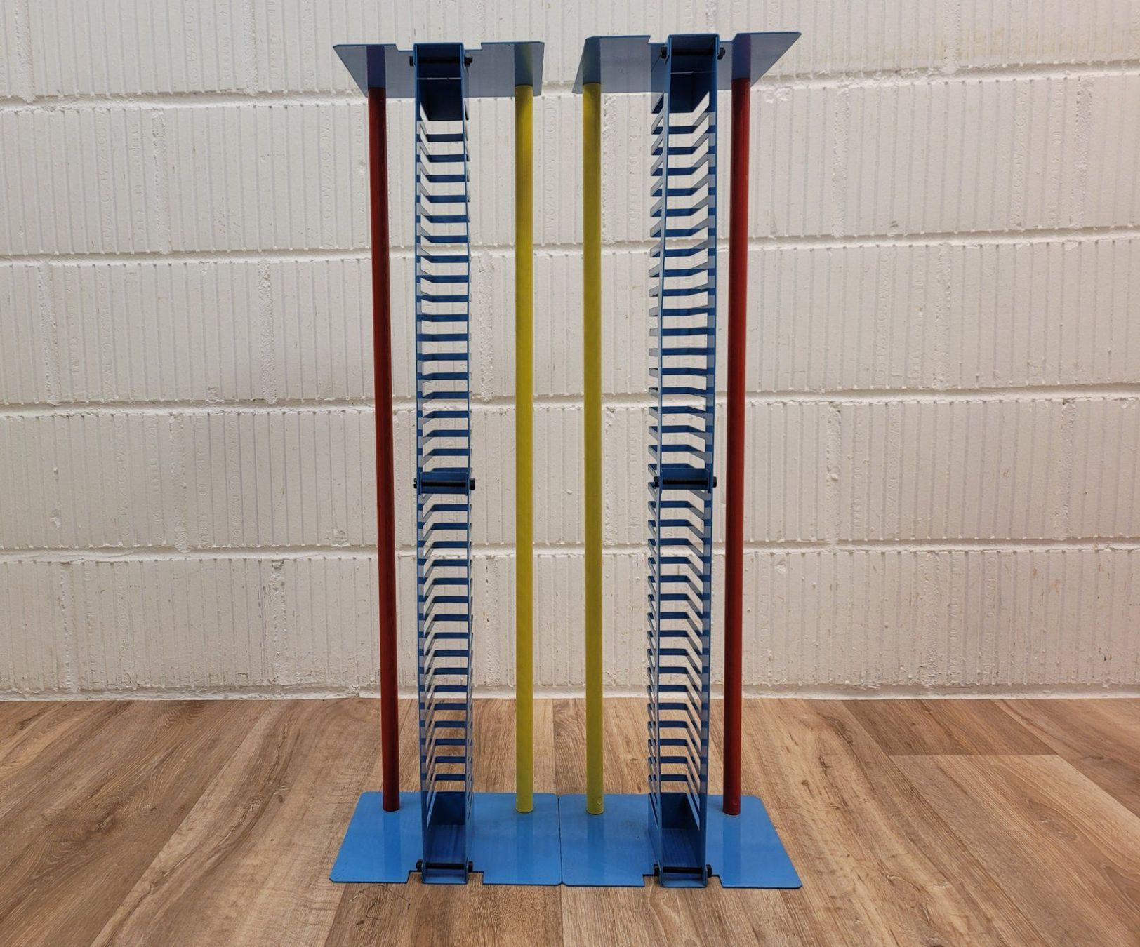 Racks & Cavalletti: 2x Memphis Style CD-Ständer CD-Rack Metall Postmodern 1980 J – Usato da Nottwil venduto da Wondewa-Shop