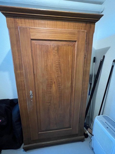 Armadi: Alter Holzschrank – Usato da Winterthur venduto da woodenhiller68 1