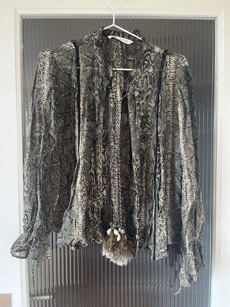 Zara Blusen: Blouse imprimé serpent avec fermeture pompon  – Gebraucht aus Fribourg von ine_y5jc