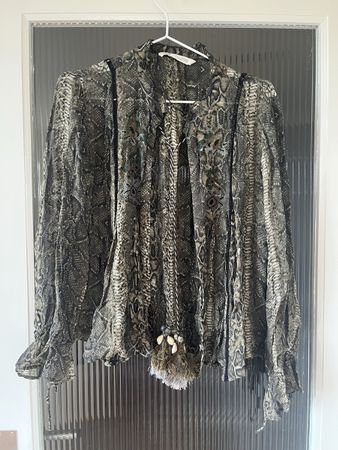 Blouse imprimé serpent avec fermeture pompon 