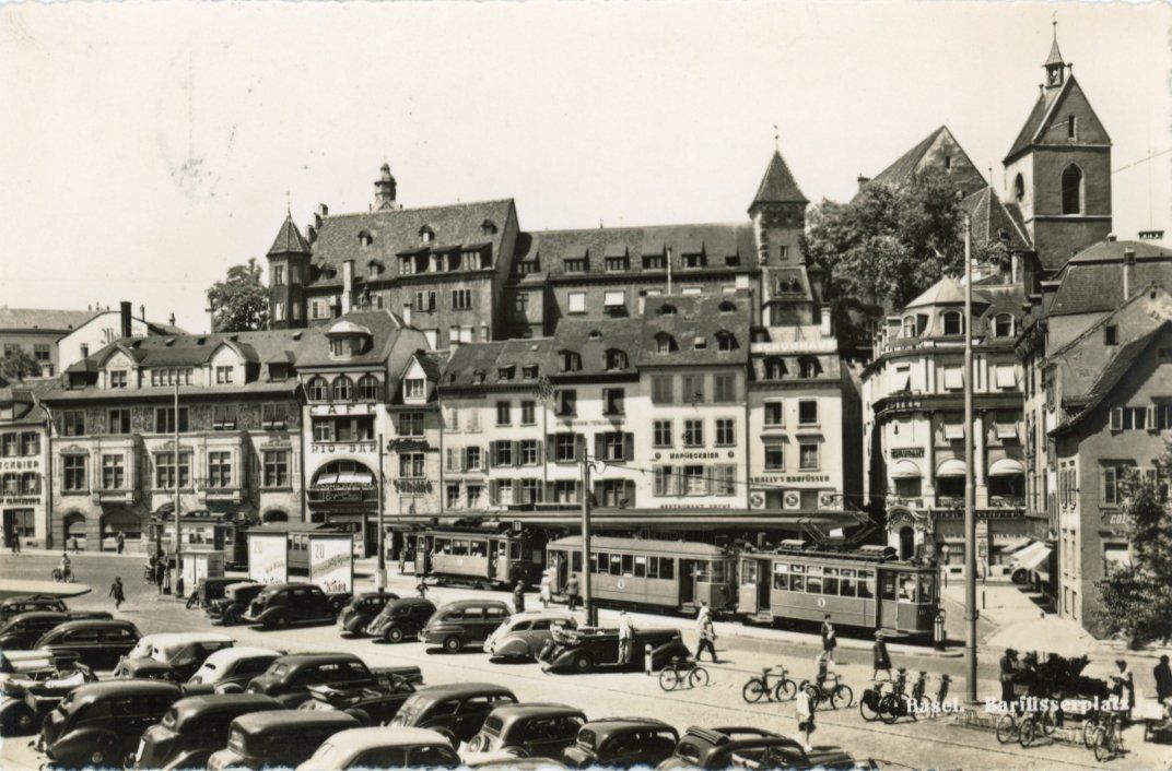 Cartoline postali: Basel   BS  -   Tram & Autos  /  Bargfüsserplatz   um 1952 – Usato da Brig venduto da Valcards54