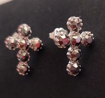1 Paar Ohrstecker Kreuz klein - silberfarbig