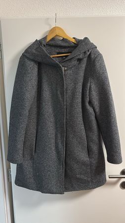 Grauer Mantel mit Kapuze