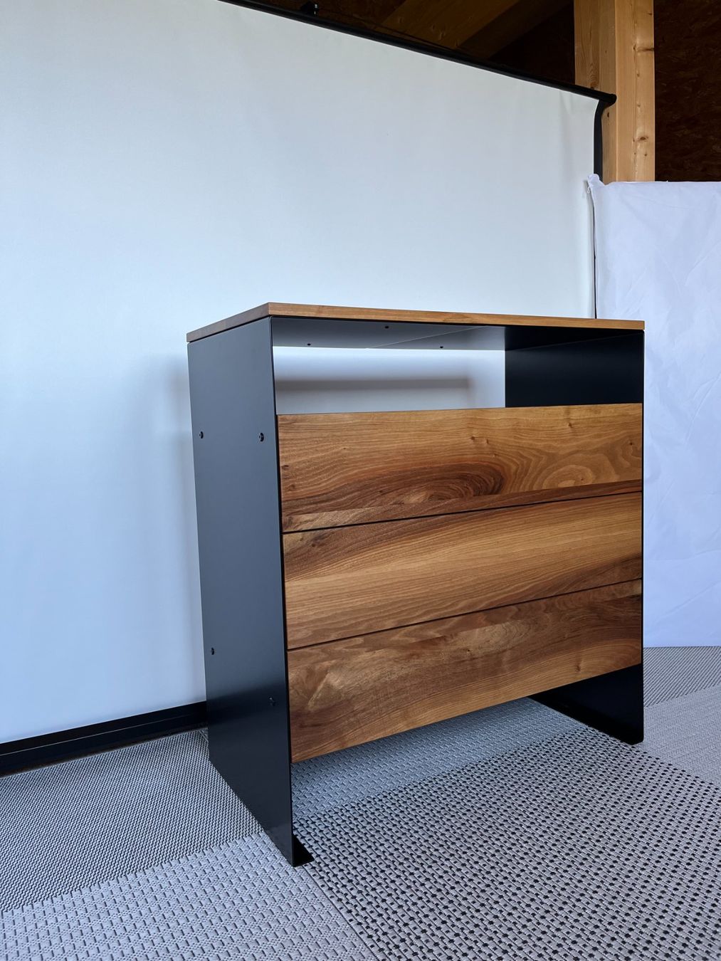 Cassettiere: Nussbaum Kommode in Schreinerqualität – Nuovo (secondo la descrizione) da Schlossrued venduto da Hunziker_93