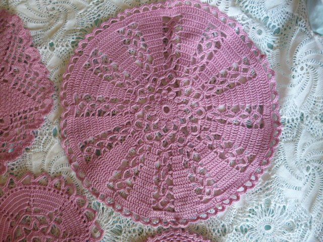 Altra biancheria da tavola: 9 Häkeldeckeli, rosa, Handarbeit, Boho-Style – Usato da Nunningen venduto da Ave51 1