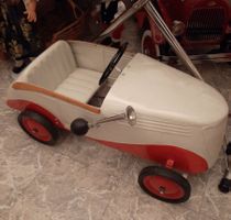 ALTES RENOVIERTES TRETAUTO METALL MIT HOLZLEISTEN