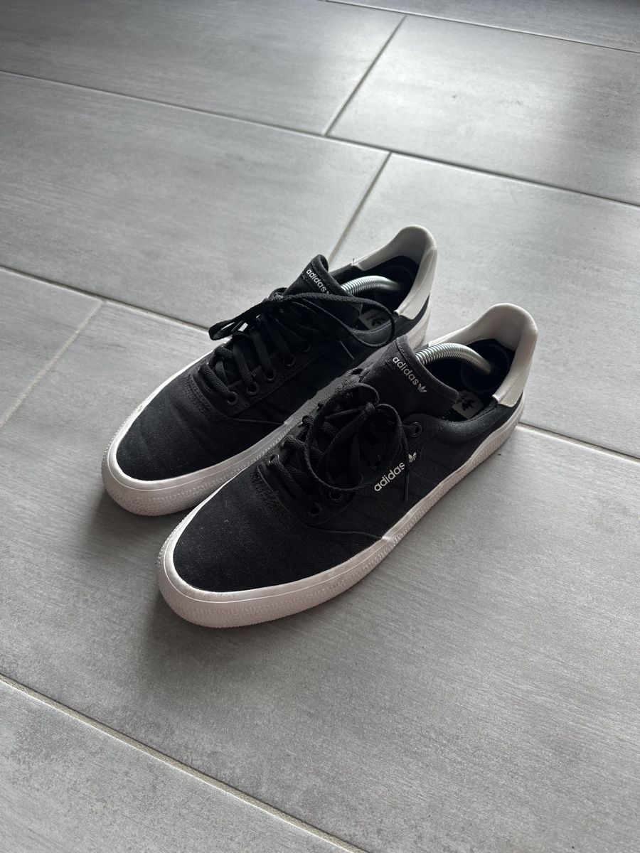 Adidas Scarpe da uomo: Adidas Sneaker, schwarz-weiss, Grösse 44 – Nuovo (secondo la descrizione) da Hombrechtikon venduto da mar_tqr9 1