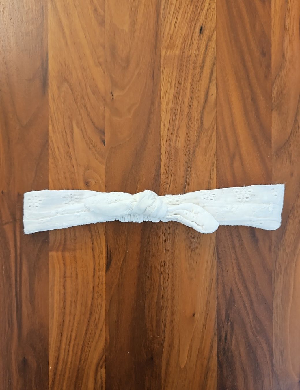 Accessori per capelli: weisses Stirnband mit Lochmuster – Usato da Rotkreuz venduto da Kaffitanteli