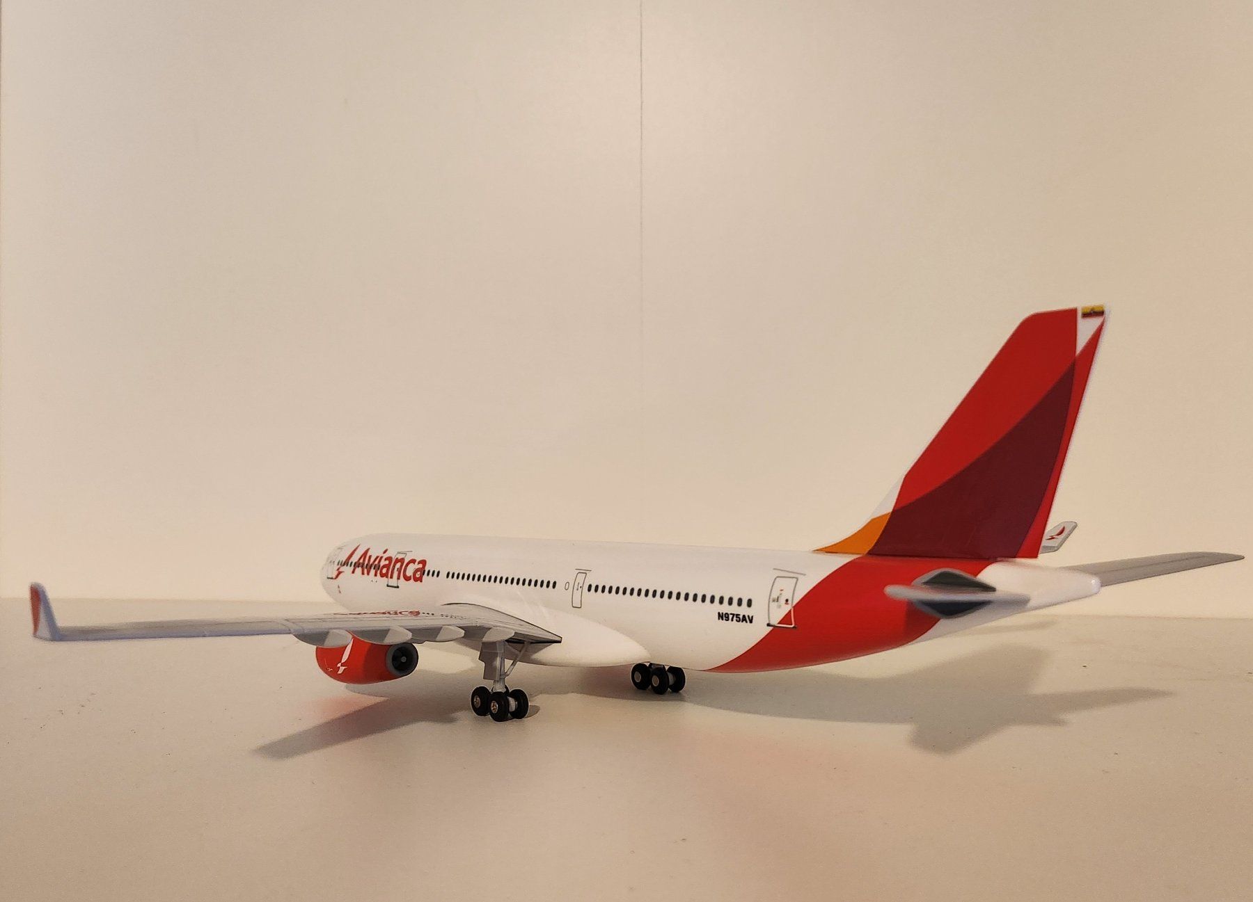 Kit di modellismo & Modellini statici: Skymarks Avianca Airbus A330-200 – Nuovo (secondo la descrizione) da Wittenwil venduto da ced_q8j7 3