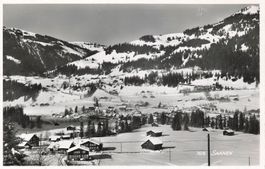 Saanen Winterszene mit Häusern