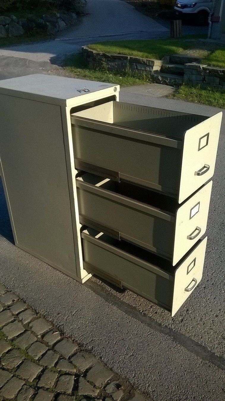 Armadi: Eisenschrank ( rund ) – Usato da Zihlschlacht venduto da Logu69 2