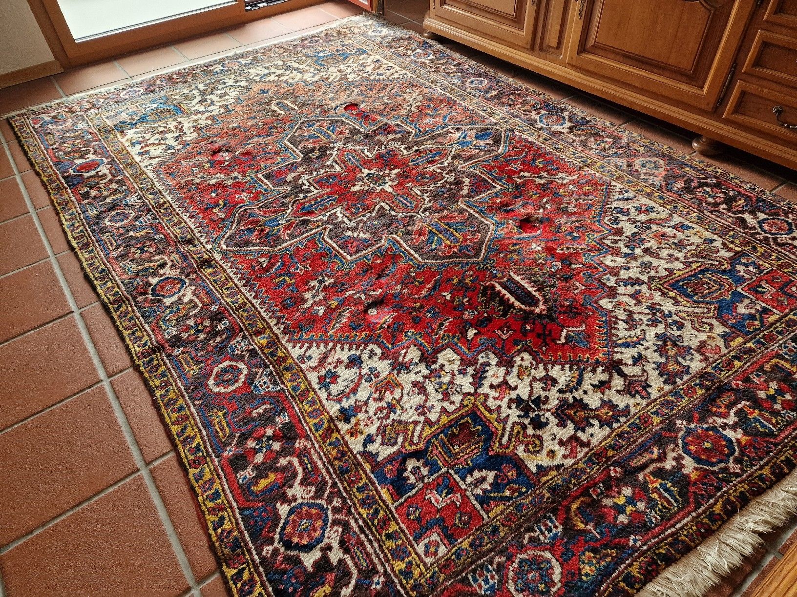 Tappeti: Antiker Teppich mit Muster mehrfarbig – Usato da BERN venduto da Intarsia