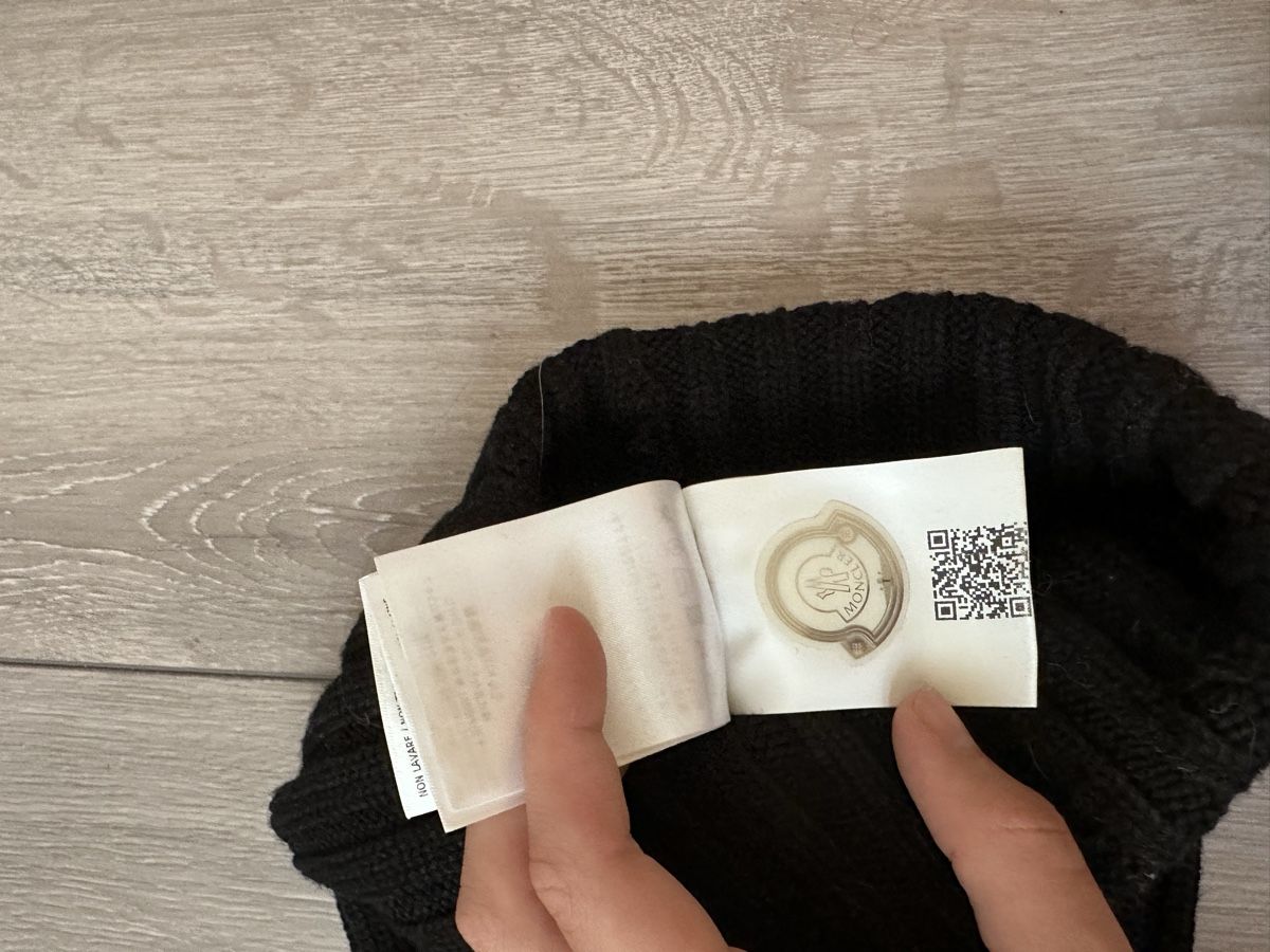 Moncler Copricapi, berretti & cappellini: Moncler Beanie schwarz gute Zustand – Usato da Zürich venduto da mar_5mvd 3
