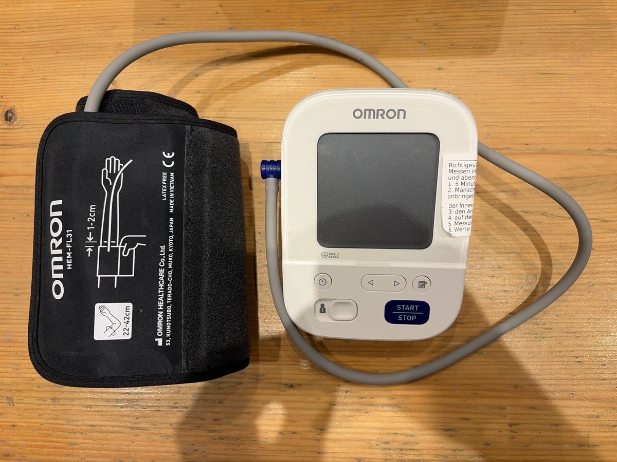 Omron Attrezzature mediche: Omron Blutdruckmessgert M3 Comfort – Usato da Zürich venduto da Partagas0 1