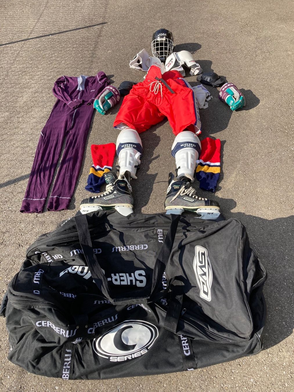 Schutz & Schoner: Eishockeyausrüstung mit Tasche – Gebraucht aus Belp von Siruz