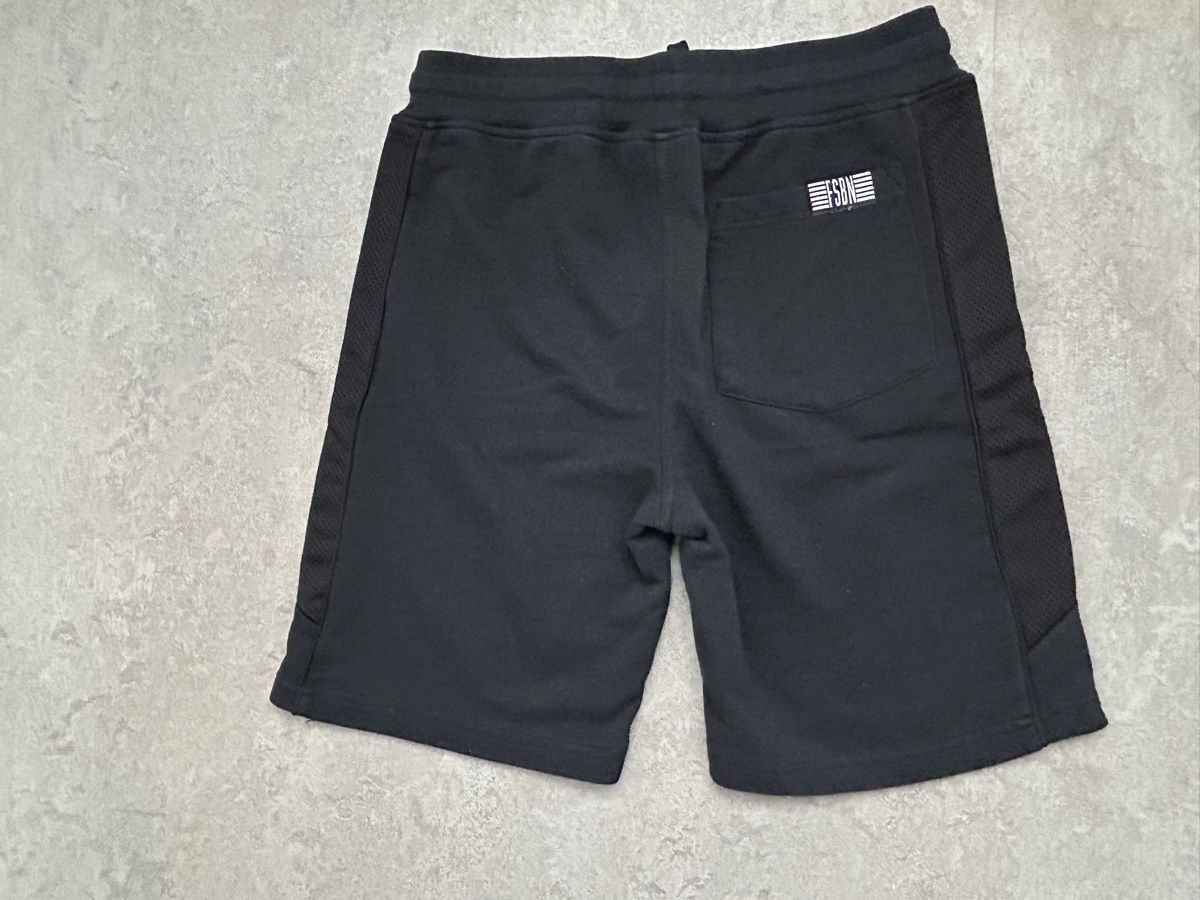 Lotti di vestiti: 2Schwarze Shorts, Grösse M – Usato da Strengelbach venduto da Xycy 2