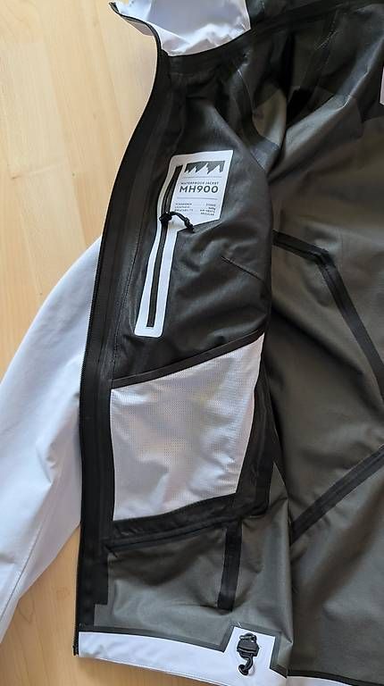 Vestes: Neue Regenjacke von Decathlon Grösse Large – D'occasion à Baar par Foscolio 1