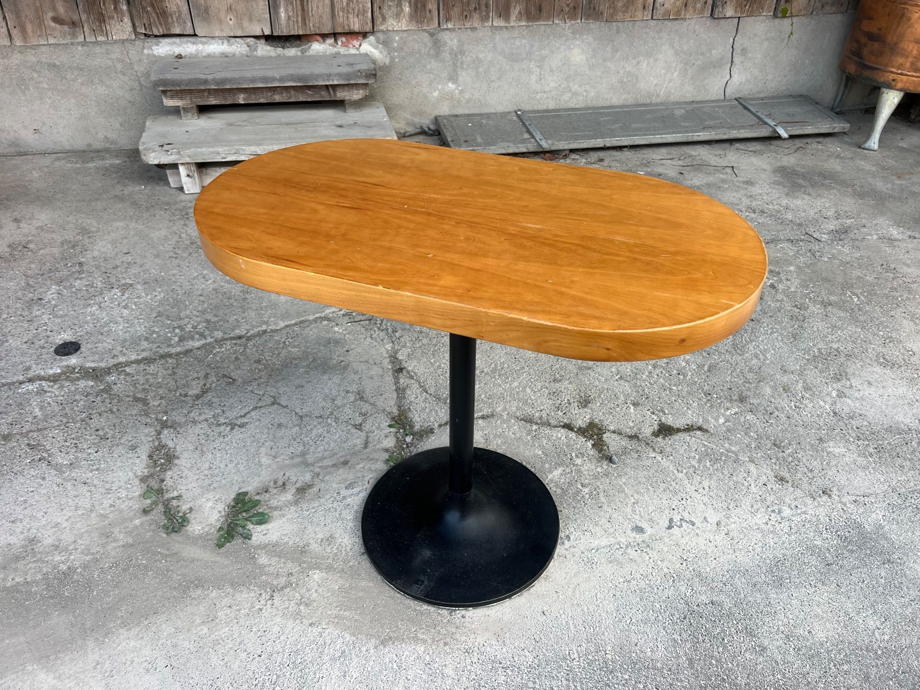Tavoli: Ovaler Holztisch mit Metallfuss – Usato da Otelfingen venduto da Yossi-68