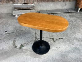 Ovaler Holztisch mit Metallfuss